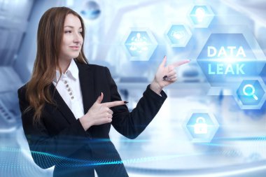 İş, Teknoloji, İnternet ve ağ konsepti. Genç işadamı geleceğin sanal ekranında çalışıyor ve yazıyı görüyor: veri sızıntısı