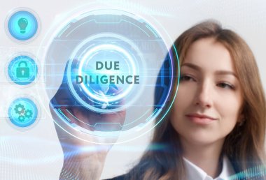 İş, Teknoloji, İnternet ve ağ konsepti. Genç işadamı geleceğin sanal ekranı üzerinde çalışıyor ve yazıyı görüyor: özen