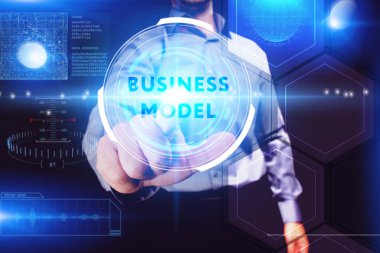 İş, Teknoloji, İnternet ve ağ konsepti. Genç işadamı geleceğin sanal ekranı üzerinde çalışıyor ve yazıyı görüyor.: 