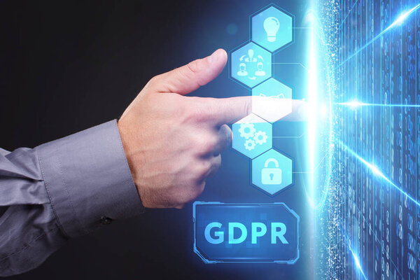 Бизнес, технологии, Интернет и сетевая концепция. Молодой бизнесмен работает на виртуальном экране будущего и видит надпись: 