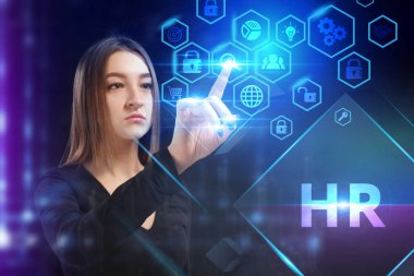 İş, Teknoloji, İnternet ve ağ konsepti. Genç işadamı geleceğin sanal ekranı üzerinde çalışıyor ve yazıyı görüyor: