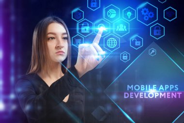 İş, Teknoloji, İnternet ve ağ konsepti. Genç işadamı geleceğin sanal ekranı üzerinde çalışıyor ve yazıyı görüyor: mobil uygulamalar geliştirme