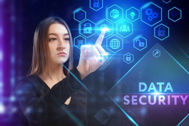 İş, Teknoloji, İnternet ve ağ konsepti. Genç işadamı geleceğin sanal ekranı üzerinde çalışıyor ve yazıyı görüyor: