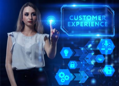 İş, Teknoloji, İnternet ve ağ konsepti. Genç işadamı geleceğin sanal ekranı üzerinde çalışıyor ve yazıyı görüyor: müşteri tecrübesi