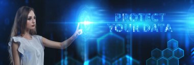 İş, Teknoloji, İnternet ve ağ konsepti. Genç işadamı geleceğin sanal ekranı üzerinde çalışıyor ve yazıyı görüyor: verilerinizi koruyun