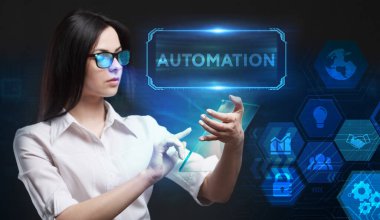 İş, Teknoloji, İnternet ve ağ konsepti. Genç işadamı geleceğin sanal ekranında çalışıyor ve yazıyı görüyor: otomasyon