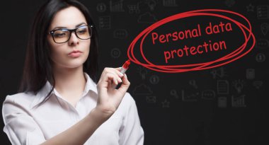 İş, Teknoloji, İnternet ve ağ konsepti. Genç işadamı geleceğin sanal ekranı üzerinde çalışıyor ve yazıyı görüyor: kişisel veri koruması