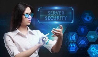 İş, Teknoloji, İnternet ve ağ konsepti. Genç işadamı geleceğin sanal ekranı üzerinde çalışıyor ve yazıyı görüyor: sunucu güvenliği