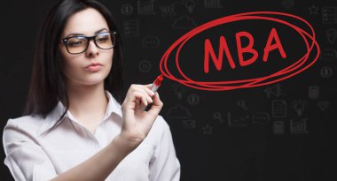 İş, Teknoloji, İnternet ve ağ konsepti. Genç işadamı geleceğin sanal ekranı üzerinde çalışıyor ve MBA yazısını görüyor.