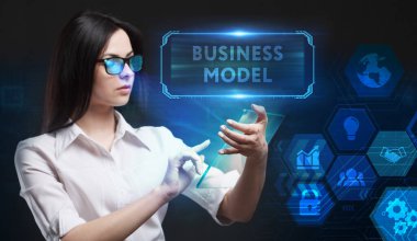 İş, Teknoloji, İnternet ve ağ konsepti. Genç işadamı geleceğin sanal ekranı üzerinde çalışıyor ve yazıyı görüyor: iş modeli