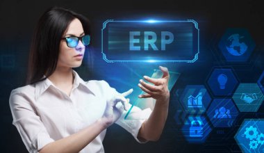 İş, Teknoloji, İnternet ve ağ konsepti. Genç işadamı geleceğin sanal ekranı üzerinde çalışıyor ve yazıyı görüyor: ERP