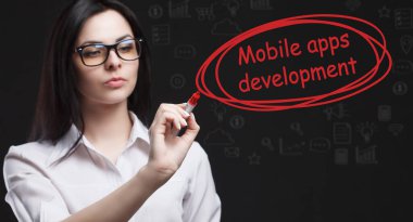 İş, Teknoloji, İnternet ve ağ konsepti. Genç işadamı geleceğin sanal ekranı üzerinde çalışıyor ve yazıyı görüyor: mobil uygulamalar geliştirme