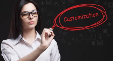 İş, Teknoloji, İnternet ve ağ konsepti. Genç işadamı geleceğin sanal ekranı üzerinde çalışıyor ve yazıyı görüyor: özelleştirme