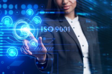 İş, Teknoloji, İnternet ve ağ konsepti. Genç işadamı geleceğin sanal ekranı üzerinde çalışıyor ve ISO 9001 yazısını görüyor.