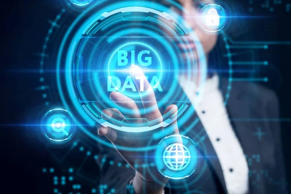 İş, Teknoloji, İnternet ve ağ konsepti. Genç işadamı geleceğin sanal ekranı üzerinde çalışıyor ve büyük verileri görüyor.