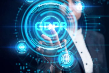 İş, Teknoloji, İnternet ve ağ konsepti. Genç işadamı geleceğin sanal ekranı üzerinde çalışıyor ve GDPR yazısını görüyor.