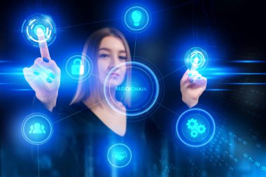 İş, Teknoloji, İnternet ve ağ konsepti. Genç işadamı geleceğin sanal ekranı üzerinde çalışıyor ve yazıyı görüyor: engelleme zinciri