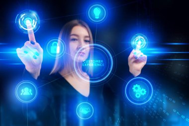 İş, Teknoloji, İnternet ve ağ konsepti. Genç işadamı geleceğin sanal ekranı üzerinde çalışıyor ve yazıyı görüyor: müşteri tecrübesi