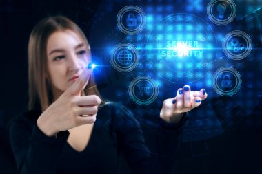 İş, Teknoloji, İnternet ve ağ konsepti. Genç işadamı geleceğin sanal ekranı üzerinde çalışıyor ve yazıyı görüyor: sunucu güvenliği