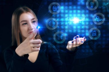 İş, Teknoloji, İnternet ve ağ konsepti. Genç işadamı geleceğin sanal ekranında çalışıyor ve yazıyı görüyor: müşteri seyahati