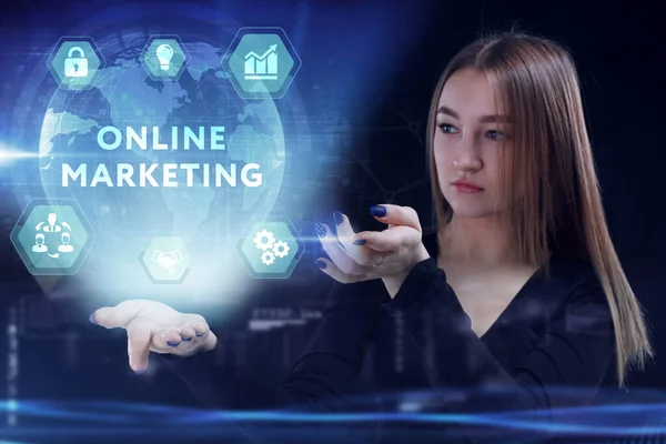 互联网和网络概念 年轻的商人在一个虚拟的未来屏幕上工作 看到的题词是 在线营销 — 图库照片