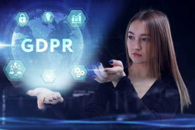 İş, Teknoloji, İnternet ve ağ konsepti. Genç işadamı geleceğin sanal ekranı üzerinde çalışıyor ve GDPR yazısını görüyor.