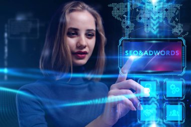 İş, Teknoloji, İnternet ve ağ konsepti. Genç işadamı geleceğin sanal ekranı üzerinde çalışıyor ve yazıyı görüyor: SEO & Adwords