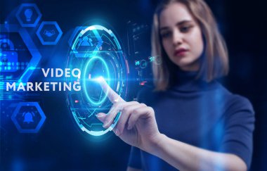 İş, Teknoloji, İnternet ve ağ konsepti. Genç işadamı geleceğin sanal ekranı üzerinde çalışıyor ve yazıyı görüyor: video pazarlama