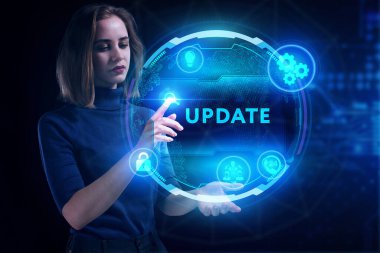 İş, Teknoloji, İnternet ve ağ konsepti. Genç işadamı geleceğin sanal ekranı üzerinde çalışıyor ve yazıyı görüyor: güncelleme