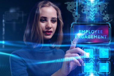 İş, Teknoloji, İnternet ve ağ konsepti. Genç işadamı geleceğin sanal ekranı üzerinde çalışıyor ve yazıyı görüyor: çalışanların bağlılığı