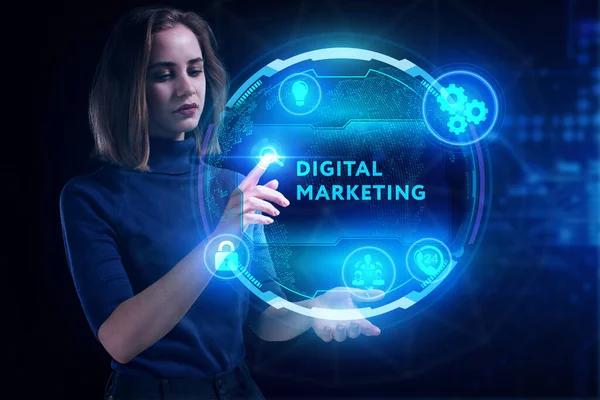互联网和网络概念 年轻的商人在一个虚拟的未来屏幕上工作 看到的题词是 数字营销 — 图库照片