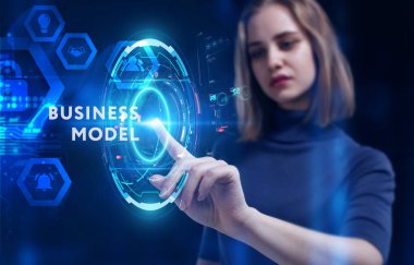İş, Teknoloji, İnternet ve ağ konsepti. Genç işadamı geleceğin sanal ekranı üzerinde çalışıyor ve yazıyı görüyor: iş modeli