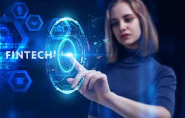 İş, Teknoloji, İnternet ve ağ konsepti. Genç işadamı geleceğin sanal ekranı üzerinde çalışıyor ve Fintech yazısını görüyor.