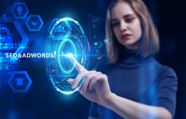 İş, Teknoloji, İnternet ve ağ konsepti. Genç işadamı geleceğin sanal ekranı üzerinde çalışıyor ve yazıyı görüyor: SEO & Adwords