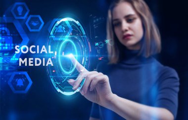 İş, Teknoloji, İnternet ve ağ konsepti. Genç işadamı geleceğin sanal ekranı üzerinde çalışıyor ve yazıyı görüyor: sosyal medya