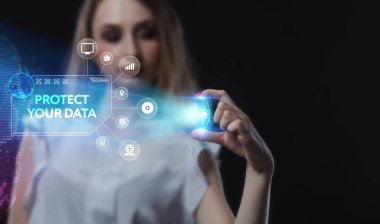İş, Teknoloji, İnternet ve ağ konsepti. Genç işadamı geleceğin sanal ekranı üzerinde çalışıyor ve yazıyı görüyor: verilerinizi koruyun