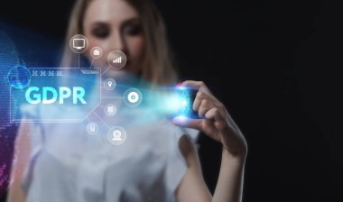 İş, Teknoloji, İnternet ve ağ konsepti. Genç işadamı geleceğin sanal ekranı üzerinde çalışıyor ve GDPR yazısını görüyor.