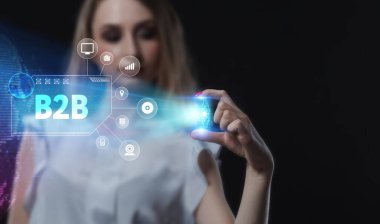 İş, Teknoloji, İnternet ve ağ konsepti. Genç işadamı geleceğin sanal ekranı üzerinde çalışıyor ve B2B yazısını görüyor.