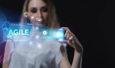 İş, Teknoloji, İnternet ve ağ konsepti. Genç işadamı geleceğin sanal ekranında çalışıyor ve yazıyı görüyor: çevik