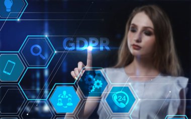 İş, Teknoloji, İnternet ve ağ konsepti. Genç işadamı geleceğin sanal ekranı üzerinde çalışıyor ve GDPR yazısını görüyor.