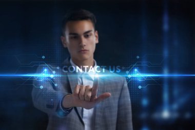 İş, Teknoloji, İnternet ve ağ konsepti. Genç işadamı geleceğin sanal ekranı üzerinde çalışıyor ve yazıyı görüyor: