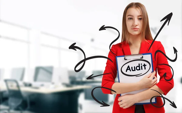 Üzleti Technológiai Internet Hálózati Koncepció Fiatal Üzletember Megmutatja Kulcsszót Audit — Stock Fotó