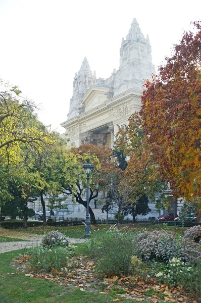 Wunderschöne Budapest-Architektur der Renaissance, umgeben von herbstlicher Natur an einem sonnigen Oktobertag. — Stockfoto