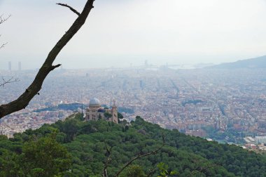 Tibidabo. Tibidabo Dağı Barcelona'dan güzel manzarasına. Şehir orman ve doğa ile çevrili.