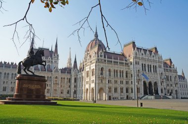 Sonbahar Budapeşte. Macaristan Parlamentosu'nun yapı güneşli bir sonbahar. Macaristan parlamento binasının görünümü. Budapeşte Panoraması.