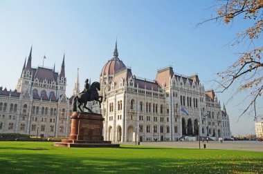 Sonbahar Budapeşte. Macaristan Parlamentosu'nun yapı güneşli bir sonbahar. Macaristan parlamento binasının görünümü. Budapeşte Panoraması.