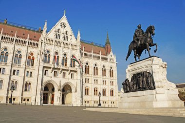 Sonbahar Budapeşte. Macaristan Parlamentosu'nun yapı güneşli bir sonbahar. Macaristan parlamento binasının görünümü. Budapeşte Panoraması.