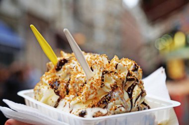 Belçika gofret. İki bölümü. Dondurma, meyve ve sos ile lezzetli Belçika waffle Brüksel şekerleme deposu penceresinde güzel görünüyor.