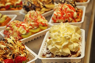 Belçika gofret. Dondurma, meyve ve sos ile lezzetli Belçika waffle Brüksel şekerleme deposu penceresinde güzel görünüyor.