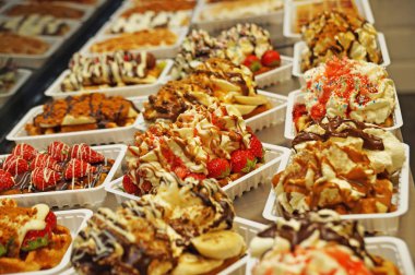 Belçika gofret. Dondurma, meyve ve sos ile lezzetli Belçika waffle Brüksel şekerleme deposu penceresinde güzel görünüyor.